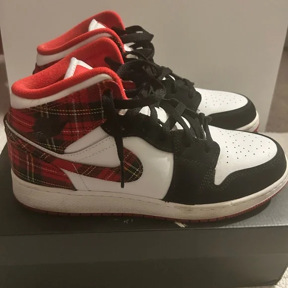Big Kids/Youth Air Jordan 1s - Picture 3 of 6